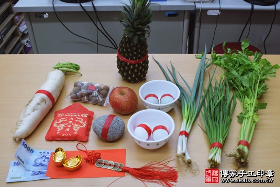 剃胎毛、滿月剃頭、嬰兒剃頭、嬰兒理髮、嬰兒剃髮、嬰兒剃胎毛、嬰兒滿月剃頭、寶寶剃頭、剃胎毛儀式、剃胎毛吉祥話、滿月剃頭儀式、滿月剃頭吉祥話、寶寶剃胎毛、寶寶滿月剃頭理髮、 高雄市鳳山地區剃胎毛、高雄市鳳山地區滿月剃頭、高雄市鳳山地區嬰兒剃頭剃胎毛、高雄市鳳山地區嬰兒理髮、高雄市嬰兒剃髮、王寶寶(高雄鳳山區嬰兒寶寶滿月剃頭理髮、免費嬰兒剃胎毛儀式吉祥話)。中國風會場，爸媽寶貝免費穿「日中韓」古裝禮服。專業拍照、DVD光碟、證書。★購買「臍帶章、肚臍章、胎毛筆刷印章」贈送：剃頭、收涎、抓周，三選一。2017.10.08照片1