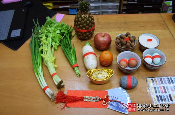 剃胎毛、滿月剃頭、嬰兒剃頭、嬰兒理髮、嬰兒剃髮、嬰兒剃胎毛、嬰兒滿月剃頭、寶寶剃頭、剃胎毛儀式、剃胎毛吉祥話、滿月剃頭儀式、滿月剃頭吉祥話、寶寶剃胎毛、寶寶滿月剃頭理髮、新北永和區剃胎毛、新北永和區滿月剃頭、新北永和區嬰兒剃頭剃胎毛、新北永和區嬰兒理髮、新北永和區嬰兒剃髮、李寶寶(新北永和區嬰兒寶寶滿月剃頭理髮、免費嬰兒剃胎毛儀式吉祥話)。中國風會場，爸媽寶貝免費穿「日中韓」古裝禮服。專業拍照、DVD光碟、證書。★購買「臍帶章、肚臍章、胎毛筆刷印章」贈送：剃頭、收涎、抓周，三選一。2016.03.10 照片1