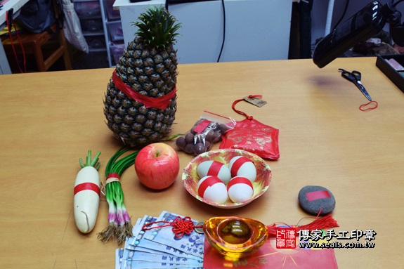 剃胎毛、滿月剃頭、嬰兒剃頭、嬰兒理髮、嬰兒剃髮、嬰兒剃胎毛、嬰兒滿月剃頭、寶寶剃頭、剃胎毛儀式、剃胎毛吉祥話、滿月剃頭儀式、滿月剃頭吉祥話、寶寶剃胎毛、寶寶滿月剃頭理髮、 台中市北區地區剃胎毛、台中市北區地區滿月剃頭、台中市北區地區嬰兒剃頭剃胎毛、台中市北區地區嬰兒理髮、台中市嬰兒剃髮、林寶寶(台中市北區嬰兒寶寶滿月剃頭理髮、免費嬰兒剃胎毛儀式吉祥話)。中國風會場，爸媽寶貝免費穿「日中韓」古裝禮服。專業拍照、DVD光碟、證書。★購買「臍帶章、肚臍章、胎毛筆刷印章」贈送：剃頭、收涎、抓周，三選一。2017.11.27照片1