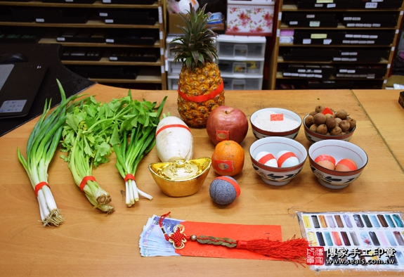 剃胎毛、滿月剃頭、嬰兒剃頭、嬰兒理髮、嬰兒剃髮、嬰兒剃胎毛、嬰兒滿月剃頭、寶寶剃頭、剃胎毛儀式、剃胎毛吉祥話、滿月剃頭儀式、滿月剃頭吉祥話、寶寶剃胎毛、寶寶滿月剃頭理髮、新北永和區剃胎毛、新北永和區滿月剃頭、新北永和區嬰兒剃頭剃胎毛、新北永和區嬰兒理髮、新北永和區嬰兒剃髮、林寶寶(新北永和區嬰兒寶寶滿月剃頭理髮、免費嬰兒剃胎毛儀式吉祥話)。中國風會場，爸媽寶貝免費穿「日中韓」古裝禮服。專業拍照、DVD光碟、證書。★購買「臍帶章、肚臍章、胎毛筆刷印章」贈送：剃頭、收涎、抓周，三選一。2016.04.18  照片1