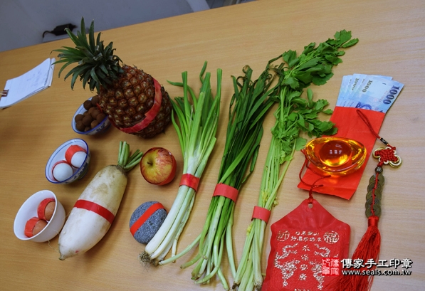 剃胎毛、滿月剃頭、嬰兒剃頭、嬰兒理髮、嬰兒剃髮、嬰兒剃胎毛、嬰兒滿月剃頭、寶寶剃頭、剃胎毛儀式、剃胎毛吉祥話、滿月剃頭儀式、滿月剃頭吉祥話、寶寶剃胎毛、寶寶滿月剃頭理髮、新竹香山區剃胎毛、新竹香山區滿月剃頭、新竹香山區嬰兒剃頭剃胎毛、新竹香山區嬰兒理髮、新竹香山區嬰兒剃髮、黃寶寶(新竹香山區嬰兒寶寶滿月剃頭理髮、免費嬰兒剃胎毛儀式吉祥話)。中國風會場，爸媽寶貝免費穿「日中韓」古裝禮服。專業拍照、DVD光碟、證書。★購買「臍帶章、肚臍章、胎毛筆刷印章」贈送：剃頭、收涎、抓周，三選一。2016.04.28  照片1