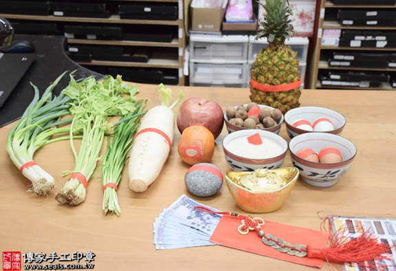 剃胎毛、滿月剃頭、嬰兒剃頭、嬰兒理髮、嬰兒剃髮、嬰兒剃胎毛、嬰兒滿月剃頭、寶寶剃頭、剃胎毛儀式、剃胎毛吉祥話、滿月剃頭儀式、滿月剃頭吉祥話、寶寶剃胎毛、寶寶滿月剃頭理髮、新北永和區剃胎毛、新北永和區滿月剃頭、新北永和區嬰兒剃頭剃胎毛、新北永和區嬰兒理髮、新北永和區嬰兒剃髮、陳寶寶(新北永和區嬰兒寶寶滿月剃頭理髮、免費嬰兒剃胎毛儀式吉祥話)。中國風會場，爸媽寶貝免費穿「日中韓」古裝禮服。專業拍照、DVD光碟、證書。★購買「臍帶章、肚臍章、胎毛筆刷印章」贈送：剃頭、收涎、抓周，三選一。2016.07.13  照片1