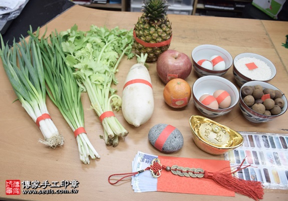 剃胎毛、滿月剃頭、嬰兒剃頭、嬰兒理髮、嬰兒剃髮、嬰兒剃胎毛、嬰兒滿月剃頭、寶寶剃頭、剃胎毛儀式、剃胎毛吉祥話、滿月剃頭儀式、滿月剃頭吉祥話、寶寶剃胎毛、寶寶滿月剃頭理髮、新北永和區剃胎毛、新北永和區滿月剃頭、新北永和區嬰兒剃頭剃胎毛、新北永和區嬰兒理髮、新北永和區嬰兒剃髮、林寶寶(新北永和區嬰兒寶寶滿月剃頭理髮、免費嬰兒剃胎毛儀式吉祥話)。中國風會場，爸媽寶貝免費穿「日中韓」古裝禮服。專業拍照、DVD光碟、證書。★購買「臍帶章、肚臍章、胎毛筆刷印章」贈送：剃頭、收涎、抓周，三選一。2015.12.18 照片1