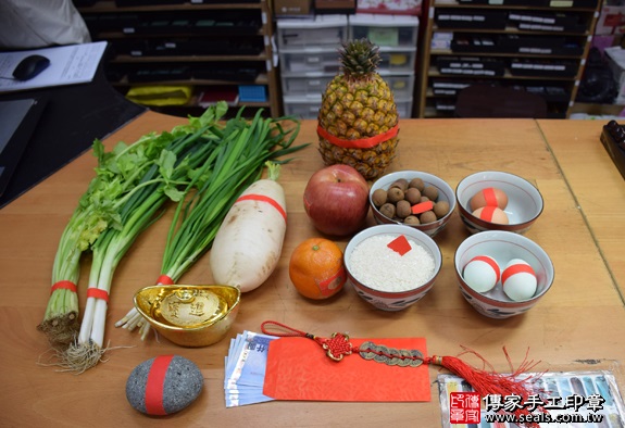 剃胎毛、滿月剃頭、嬰兒剃頭、嬰兒理髮、嬰兒剃髮、嬰兒剃胎毛、嬰兒滿月剃頭、寶寶剃頭、剃胎毛儀式、剃胎毛吉祥話、滿月剃頭儀式、滿月剃頭吉祥話、寶寶剃胎毛、寶寶滿月剃頭理髮、新北永和區剃胎毛、新北永和區滿月剃頭、新北永和區嬰兒剃頭剃胎毛、新北永和區嬰兒理髮、新北永和區嬰兒剃髮、林寶寶(新北永和區嬰兒寶寶滿月剃頭理髮、免費嬰兒剃胎毛儀式吉祥話)。中國風會場，爸媽寶貝免費穿「日中韓」古裝禮服。專業拍照、DVD光碟、證書。★購買「臍帶章、肚臍章、胎毛筆刷印章」贈送：剃頭、收涎、抓周，三選一。2016.01.25 照片1