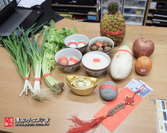 剃胎毛、滿月剃頭、嬰兒剃頭、嬰兒理髮、嬰兒剃髮、嬰兒剃胎毛、嬰兒滿月剃頭、寶寶剃頭、剃胎毛儀式、剃胎毛吉祥話、滿月剃頭儀式、滿月剃頭吉祥話、寶寶剃胎毛、寶寶滿月剃頭理髮、新北永和區剃胎毛、新北永和區滿月剃頭、新北永和區嬰兒剃頭剃胎毛、新北永和區嬰兒理髮、新北永和區嬰兒剃髮、簡寶寶(新北永和區嬰兒寶寶滿月剃頭理髮、免費嬰兒剃胎毛儀式吉祥話)。中國風會場，爸媽寶貝免費穿「日中韓」古裝禮服。專業拍照、DVD光碟、證書。★購買「臍帶章、肚臍章、胎毛筆刷印章」贈送：剃頭、收涎、抓周，三選一。2016.01.23 照片1
