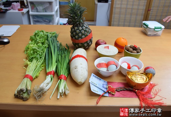 剃胎毛、滿月剃頭、嬰兒剃頭、嬰兒理髮、嬰兒剃髮、嬰兒剃胎毛、嬰兒滿月剃頭、寶寶剃頭、剃胎毛儀式、剃胎毛吉祥話、滿月剃頭儀式、滿月剃頭吉祥話、寶寶剃胎毛、寶寶滿月剃頭理髮、台中市北區剃胎毛、台中市北區滿月剃頭、台中市北區嬰兒剃頭剃胎毛、台中市北區嬰兒理髮、台中市北區嬰兒剃髮、黃寶寶(台中市北區嬰兒寶寶滿月剃頭理髮、免費嬰兒剃胎毛儀式吉祥話)。中國風會場，爸媽寶貝免費穿「日中韓」古裝禮服。專業拍照、DVD光碟、證書。★購買「臍帶章、肚臍章、胎毛筆刷印章」贈送：剃頭、收涎、抓周，三選一。2016.01.24 照片1