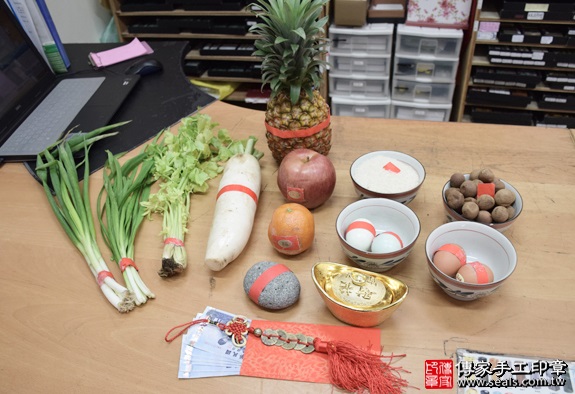 剃胎毛、滿月剃頭、嬰兒剃頭、嬰兒理髮、嬰兒剃髮、嬰兒剃胎毛、嬰兒滿月剃頭、寶寶剃頭、剃胎毛儀式、剃胎毛吉祥話、滿月剃頭儀式、滿月剃頭吉祥話、寶寶剃胎毛、寶寶滿月剃頭理髮、新北永和區剃胎毛、新北永和區滿月剃頭、新北永和區嬰兒剃頭剃胎毛、新北永和區嬰兒理髮、新北永和區嬰兒剃髮、鄭寶寶(新北永和區嬰兒寶寶滿月剃頭理髮、免費嬰兒剃胎毛儀式吉祥話)。中國風會場，爸媽寶貝免費穿「日中韓」古裝禮服。專業拍照、DVD光碟、證書。★購買「臍帶章、肚臍章、胎毛筆刷印章」贈送：剃頭、收涎、抓周，三選一。2016.04.08  照片1