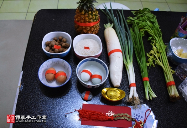剃胎毛、滿月剃頭、嬰兒剃頭、嬰兒理髮、嬰兒剃髮、嬰兒剃胎毛、嬰兒滿月剃頭、寶寶剃頭、剃胎毛儀式、剃胎毛吉祥話、滿月剃頭儀式、滿月剃頭吉祥話、寶寶剃胎毛、寶寶滿月剃頭理髮、 新北永和區剃胎毛、新北永和區滿月剃頭、 新北永和區嬰兒剃頭剃胎毛、新北永和區嬰兒理髮、新北永和區嬰兒剃髮、曾寶寶(新北永和區到府嬰兒寶寶滿月剃頭理髮、免費到府嬰兒剃胎毛儀式吉祥話)。到府剃頭剃胎毛主持、專業拍照、DVD光碟、證書。★購買「臍帶章、肚臍章、胎毛筆刷印章」贈送：剃頭、收涎、抓周，三選一。2016.05.15  照片1