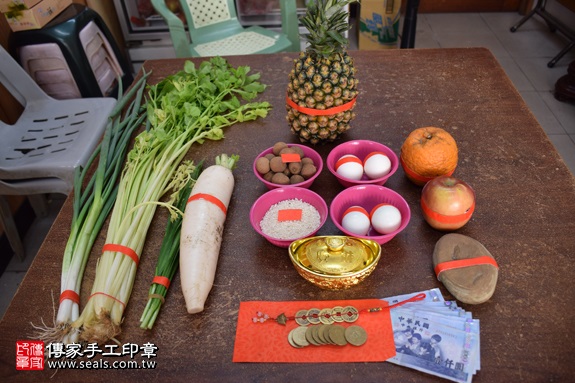 剃胎毛、滿月剃頭、嬰兒剃頭、嬰兒理髮、嬰兒剃髮、嬰兒剃胎毛、嬰兒滿月剃頭、寶寶剃頭、剃胎毛儀式、剃胎毛吉祥話、滿月剃頭儀式、滿月剃頭吉祥話、寶寶剃胎毛、寶寶滿月剃頭理髮、 新竹竹東鎮剃胎毛、新竹竹東鎮滿月剃頭、 新竹竹東鎮嬰兒剃頭剃胎毛、新竹竹東鎮嬰兒理髮、新竹竹東鎮嬰兒剃髮、蕭寶寶(新竹竹東鎮到府嬰兒寶寶滿月剃頭理髮、免費到府嬰兒剃胎毛儀式吉祥話)。到府剃頭剃胎毛主持、專業拍照、DVD光碟、證書。★購買「臍帶章、肚臍章、胎毛筆刷印章」贈送：剃頭、收涎、抓周，三選一。2017.06.10  照片1