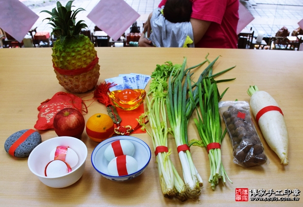 剃胎毛、滿月剃頭、嬰兒剃頭、嬰兒理髮、嬰兒剃髮、嬰兒剃胎毛、嬰兒滿月剃頭、寶寶剃頭、剃胎毛儀式、剃胎毛吉祥話、滿月剃頭儀式、滿月剃頭吉祥話、寶寶剃胎毛、寶寶滿月剃頭理髮、新竹香山區剃胎毛、新竹香山區滿月剃頭、新竹香山區嬰兒剃頭剃胎毛、新竹香山區嬰兒理髮、新竹香山區嬰兒剃髮、官寶寶(新竹香山區嬰兒寶寶滿月剃頭理髮、免費嬰兒剃胎毛儀式吉祥話)。中國風會場，爸媽寶貝免費穿「日中韓」古裝禮服。專業拍照、DVD光碟、證書。★購買「臍帶章、肚臍章、胎毛筆刷印章」贈送：剃頭、收涎、抓周，三選一。2016.05.25  照片1