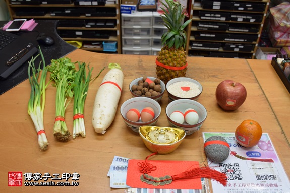 剃胎毛、滿月剃頭、嬰兒剃頭、嬰兒理髮、嬰兒剃髮、嬰兒剃胎毛、嬰兒滿月剃頭、寶寶剃頭、剃胎毛儀式、剃胎毛吉祥話、滿月剃頭儀式、滿月剃頭吉祥話、寶寶剃胎毛、寶寶滿月剃頭理髮、 新北市永和地區剃胎毛、新北市永和地區滿月剃頭、新北市永和地區嬰兒剃頭剃胎毛、新北市永和地區嬰兒理髮、新北市嬰兒剃髮、董寶寶(新北永和區嬰兒寶寶滿月剃頭理髮、免費嬰兒剃胎毛儀式吉祥話)。中國風會場，爸媽寶貝免費穿「日中韓」古裝禮服。專業拍照、DVD光碟、證書。★購買「臍帶章、肚臍章、胎毛筆刷印章」贈送：剃頭、收涎、抓周，三選一。2017.09.04照片1