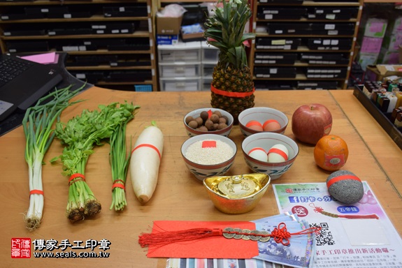 剃胎毛、滿月剃頭、嬰兒剃頭、嬰兒理髮、嬰兒剃髮、嬰兒剃胎毛、嬰兒滿月剃頭、寶寶剃頭、剃胎毛儀式、剃胎毛吉祥話、滿月剃頭儀式、滿月剃頭吉祥話、寶寶剃胎毛、寶寶滿月剃頭理髮、 新北市永和地區剃胎毛、新北市永和地區滿月剃頭、新北市永和地區嬰兒剃頭剃胎毛、新北市永和地區嬰兒理髮、新北市嬰兒剃髮、邱寶寶(新北永和區嬰兒寶寶滿月剃頭理髮、免費嬰兒剃胎毛儀式吉祥話)。中國風會場，爸媽寶貝免費穿「日中韓」古裝禮服。專業拍照、DVD光碟、證書。★購買「臍帶章、肚臍章、胎毛筆刷印章」贈送：剃頭、收涎、抓周，三選一。2017.09.30照片1