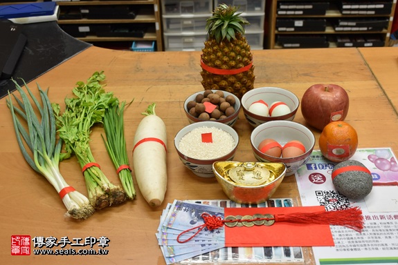 剃胎毛、滿月剃頭、嬰兒剃頭、嬰兒理髮、嬰兒剃髮、嬰兒剃胎毛、嬰兒滿月剃頭、寶寶剃頭、剃胎毛儀式、剃胎毛吉祥話、滿月剃頭儀式、滿月剃頭吉祥話、寶寶剃胎毛、寶寶滿月剃頭理髮、 新北市永和地區剃胎毛、新北市永和地區滿月剃頭、新北市永和地區嬰兒剃頭剃胎毛、新北市永和地區嬰兒理髮、新北市嬰兒剃髮、曹寶寶(新北永和區嬰兒寶寶滿月剃頭理髮、免費嬰兒剃胎毛儀式吉祥話)。中國風會場，爸媽寶貝免費穿「日中韓」古裝禮服。專業拍照、DVD光碟、證書。★購買「臍帶章、肚臍章、胎毛筆刷印章」贈送：剃頭、收涎、抓周，三選一。2017.10.04照片1