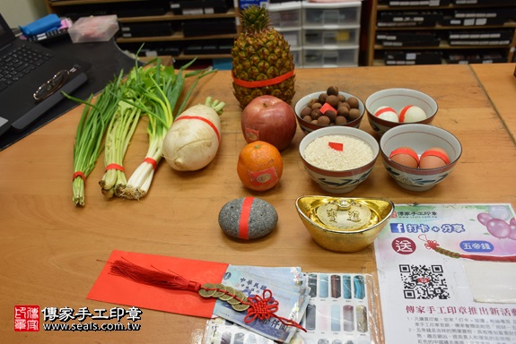 剃胎毛、滿月剃頭、嬰兒剃頭、嬰兒理髮、嬰兒剃髮、嬰兒剃胎毛、嬰兒滿月剃頭、寶寶剃頭、剃胎毛儀式、剃胎毛吉祥話、滿月剃頭儀式、滿月剃頭吉祥話、寶寶剃胎毛、寶寶滿月剃頭理髮、 新北市永和地區剃胎毛、新北市永和地區滿月剃頭、新北市永和地區嬰兒剃頭剃胎毛、新北市永和地區嬰兒理髮、新北市嬰兒剃髮、嚴寶寶(新北永和區嬰兒寶寶滿月剃頭理髮、免費嬰兒剃胎毛儀式吉祥話)。中國風會場，爸媽寶貝免費穿「日中韓」古裝禮服。專業拍照、DVD光碟、證書。★購買「臍帶章、肚臍章、胎毛筆刷印章」贈送：剃頭、收涎、抓周，三選一。2017.11.20照片1