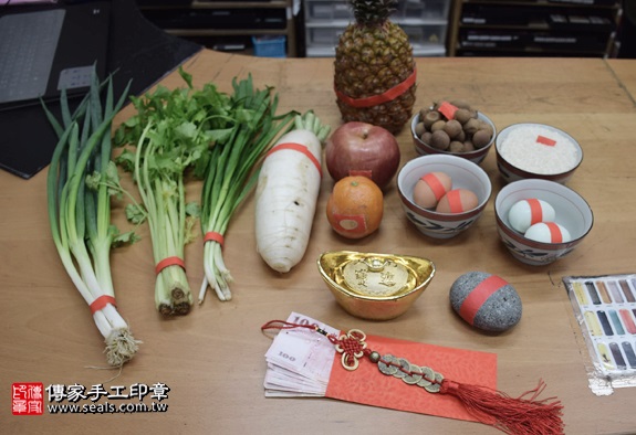 剃胎毛、滿月剃頭、嬰兒剃頭、嬰兒理髮、嬰兒剃髮、嬰兒剃胎毛、嬰兒滿月剃頭、寶寶剃頭、剃胎毛儀式、剃胎毛吉祥話、滿月剃頭儀式、滿月剃頭吉祥話、寶寶剃胎毛、寶寶滿月剃頭理髮、新北永和區剃胎毛、新北永和區滿月剃頭、新北永和區嬰兒剃頭剃胎毛、新北永和區嬰兒理髮、新北永和區嬰兒剃髮、林寶寶(新北永和區嬰兒寶寶滿月剃頭理髮、免費嬰兒剃胎毛儀式吉祥話)。中國風會場，爸媽寶貝免費穿「日中韓」古裝禮服。專業拍照、DVD光碟、證書。★購買「臍帶章、肚臍章、胎毛筆刷印章」贈送：剃頭、收涎、抓周，三選一。2016.03.24  照片1