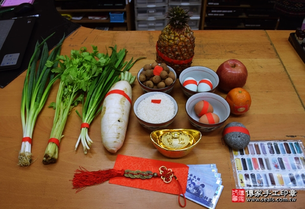 剃胎毛、滿月剃頭、嬰兒剃頭、嬰兒理髮、嬰兒剃髮、嬰兒剃胎毛、嬰兒滿月剃頭、寶寶剃頭、剃胎毛儀式、剃胎毛吉祥話、滿月剃頭儀式、滿月剃頭吉祥話、寶寶剃胎毛、寶寶滿月剃頭理髮、新北永和區剃胎毛、新北永和區滿月剃頭、新北永和區嬰兒剃頭剃胎毛、新北永和區嬰兒理髮、新北永和區嬰兒剃髮、鄭寶寶(新北永和區嬰兒寶寶滿月剃頭理髮、免費嬰兒剃胎毛儀式吉祥話)。中國風會場，爸媽寶貝免費穿「日中韓」古裝禮服。專業拍照、DVD光碟、證書。★購買「臍帶章、肚臍章、胎毛筆刷印章」贈送：剃頭、收涎、抓周，三選一。2016.03.26  照片1