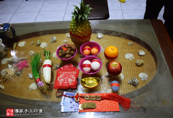 剃胎毛、滿月剃頭、嬰兒剃頭、嬰兒理髮、嬰兒剃髮、嬰兒剃胎毛、嬰兒滿月剃頭、寶寶剃頭、剃胎毛儀式、剃胎毛吉祥話、滿月剃頭儀式、滿月剃頭吉祥話、寶寶剃胎毛、寶寶滿月剃頭理髮、 新北三重區剃胎毛、新北三重區滿月剃頭、 新北三重區嬰兒剃頭剃胎毛、新北三重區嬰兒理髮、新北三重區嬰兒剃髮、李寶寶(新北三重區到府嬰兒寶寶滿月剃頭理髮、免費到府嬰兒剃胎毛儀式吉祥話)。到府剃頭剃胎毛主持、專業拍照、DVD光碟、證書。★購買「臍帶章、肚臍章、胎毛筆刷印章」贈送：剃頭、收涎、抓周，三選一。2016.04.27  照片1