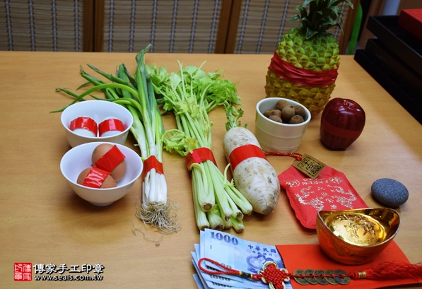 剃胎毛、滿月剃頭、嬰兒剃頭、嬰兒理髮、嬰兒剃髮、嬰兒剃胎毛、嬰兒滿月剃頭、寶寶剃頭、剃胎毛儀式、剃胎毛吉祥話、滿月剃頭儀式、滿月剃頭吉祥話、寶寶剃胎毛、寶寶滿月剃頭理髮、台中北區剃胎毛、台中北區滿月剃頭、台中北區嬰兒剃頭剃胎毛、台中北區嬰兒理髮、台中北區嬰兒剃髮、邱寶寶(台中北區嬰兒寶寶滿月剃頭理髮、免費嬰兒剃胎毛儀式吉祥話)。中國風會場，爸媽寶貝免費穿「日中韓」古裝禮服。專業拍照、DVD光碟、證書。★購買「臍帶章、肚臍章、胎毛筆刷印章」贈送：剃頭、收涎、抓周，三選一。2016.04.29  照片1