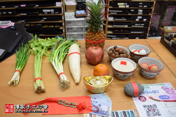 剃胎毛、滿月剃頭、嬰兒剃頭、嬰兒理髮、嬰兒剃髮、嬰兒剃胎毛、嬰兒滿月剃頭、寶寶剃頭、剃胎毛儀式、剃胎毛吉祥話、滿月剃頭儀式、滿月剃頭吉祥話、寶寶剃胎毛、寶寶滿月剃頭理髮、新北永和區剃胎毛、新北永和區滿月剃頭、新北永和區嬰兒剃頭剃胎毛、新北永和區嬰兒理髮、新北永和區嬰兒剃髮、白寶寶(新北永和區嬰兒寶寶滿月剃頭理髮、免費嬰兒剃胎毛儀式吉祥話)。中國風會場，爸媽寶貝免費穿「日中韓」古裝禮服。專業拍照、DVD光碟、證書。★購買「臍帶章、肚臍章、胎毛筆刷印章」贈送：剃頭、收涎、抓周，三選一。2017.06.25 照片1