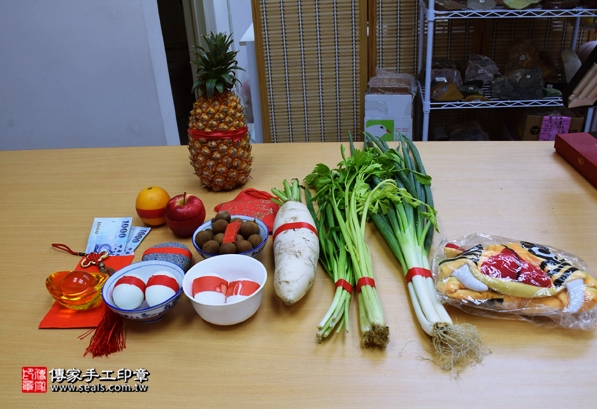 剃胎毛、滿月剃頭、嬰兒剃頭、嬰兒理髮、嬰兒剃髮、嬰兒剃胎毛、嬰兒滿月剃頭、寶寶剃頭、剃胎毛儀式、剃胎毛吉祥話、滿月剃頭儀式、滿月剃頭吉祥話、寶寶剃胎毛、寶寶滿月剃頭理髮、新竹香山區剃胎毛、新竹香山區滿月剃頭、新竹香山區嬰兒剃頭剃胎毛、新竹香山區嬰兒理髮、新竹香山區嬰兒剃髮、李寶寶(新竹香山區嬰兒寶寶滿月剃頭理髮、免費嬰兒剃胎毛儀式吉祥話)。中國風會場，爸媽寶貝免費穿「日中韓」古裝禮服。專業拍照、DVD光碟、證書。★購買「臍帶章、肚臍章、胎毛筆刷印章」贈送：剃頭、收涎、抓周，三選一。2016.05.16  照片1