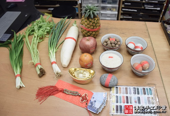 剃胎毛、滿月剃頭、嬰兒剃頭、嬰兒理髮、嬰兒剃髮、嬰兒剃胎毛、嬰兒滿月剃頭、寶寶剃頭、剃胎毛儀式、剃胎毛吉祥話、滿月剃頭儀式、滿月剃頭吉祥話、寶寶剃胎毛、寶寶滿月剃頭理髮、新北永和區剃胎毛、新北永和區滿月剃頭、新北永和區嬰兒剃頭剃胎毛、新北永和區嬰兒理髮、新北永和區嬰兒剃髮、李寶寶(新北永和區嬰兒寶寶滿月剃頭理髮、免費嬰兒剃胎毛儀式吉祥話)。中國風會場，爸媽寶貝免費穿「日中韓」古裝禮服。專業拍照、DVD光碟、證書。★購買「臍帶章、肚臍章、胎毛筆刷印章」贈送：剃頭、收涎、抓周，三選一。2016.05.16  照片1