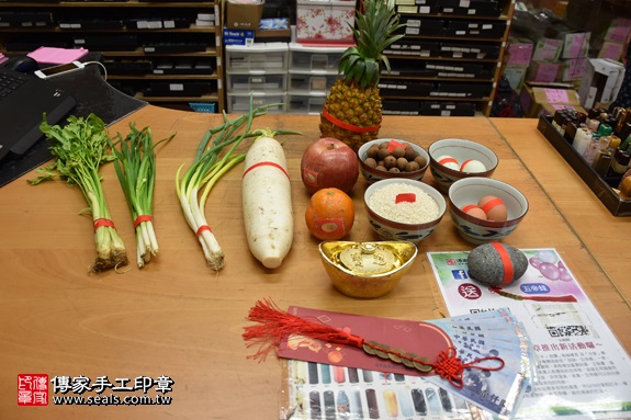 剃胎毛、滿月剃頭、嬰兒剃頭、嬰兒理髮、嬰兒剃髮、嬰兒剃胎毛、嬰兒滿月剃頭、寶寶剃頭、剃胎毛儀式、剃胎毛吉祥話、滿月剃頭儀式、滿月剃頭吉祥話、寶寶剃胎毛、寶寶滿月剃頭理髮、 新北市永和地區剃胎毛、新北市永和地區滿月剃頭、新北市永和地區嬰兒剃頭剃胎毛、新北市永和地區嬰兒理髮、新北市嬰兒剃髮、鍾寶寶(新北永和區嬰兒寶寶滿月剃頭理髮、免費嬰兒剃胎毛儀式吉祥話)。中國風會場，爸媽寶貝免費穿「日中韓」古裝禮服。專業拍照、DVD光碟、證書。★購買「臍帶章、肚臍章、胎毛筆刷印章」贈送：剃頭、收涎、抓周，三選一。2017.09.03照片1