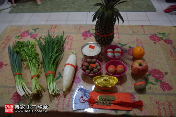 剃胎毛、滿月剃頭、嬰兒剃頭、嬰兒理髮、嬰兒剃髮、嬰兒剃胎毛、嬰兒滿月剃頭、寶寶剃頭、剃胎毛儀式、剃胎毛吉祥話、滿月剃頭儀式、滿月剃頭吉祥話、寶寶剃胎毛、寶寶滿月剃頭理髮、 新北市新莊地區剃胎毛、新北市新莊地區滿月剃頭、新北市新莊地區嬰兒剃頭剃胎毛、新北市新莊地區嬰兒理髮、新北市嬰兒剃髮、李寶寶(新北新莊區到府嬰兒寶寶滿月剃頭理髮、免費到府嬰兒剃胎毛儀式吉祥話)。到府剃頭剃胎毛主持、專業拍照、DVD光碟、證書。★購買「臍帶章、肚臍章、胎毛筆刷印章」贈送：剃頭、收涎、抓周，三選一。2017.09.04照片1