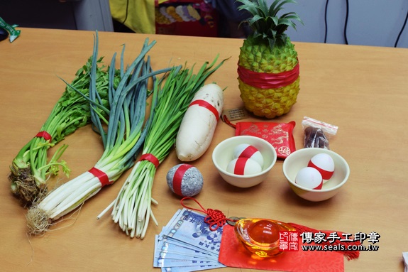 剃胎毛、滿月剃頭、嬰兒剃頭、嬰兒理髮、嬰兒剃髮、嬰兒剃胎毛、嬰兒滿月剃頭、寶寶剃頭、剃胎毛儀式、剃胎毛吉祥話、滿月剃頭儀式、滿月剃頭吉祥話、寶寶剃胎毛、寶寶滿月剃頭理髮、 台中市北區地區剃胎毛、台中市北區地區滿月剃頭、台中市北區地區嬰兒剃頭剃胎毛、台中市北區地區嬰兒理髮、台中市嬰兒剃髮、陳寶寶(台中市北區嬰兒寶寶滿月剃頭理髮、免費嬰兒剃胎毛儀式吉祥話)。中國風會場，爸媽寶貝免費穿「日中韓」古裝禮服。專業拍照、DVD光碟、證書。★購買「臍帶章、肚臍章、胎毛筆刷印章」贈送：剃頭、收涎、抓周，三選一。2017.09.10照片1