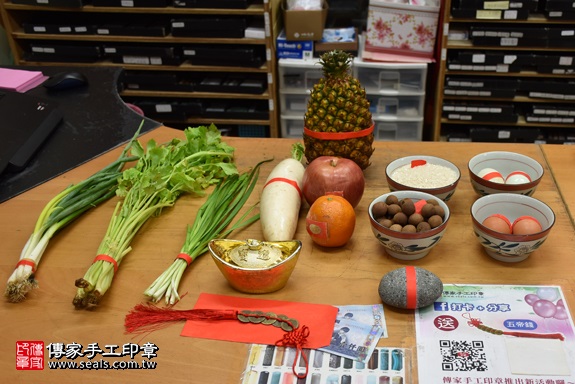 剃胎毛、滿月剃頭、嬰兒剃頭、嬰兒理髮、嬰兒剃髮、嬰兒剃胎毛、嬰兒滿月剃頭、寶寶剃頭、剃胎毛儀式、剃胎毛吉祥話、滿月剃頭儀式、滿月剃頭吉祥話、寶寶剃胎毛、寶寶滿月剃頭理髮、 新北市永和區剃胎毛、新北市永和區滿月剃頭、新北市永和區嬰兒剃頭剃胎毛、新北市永和區嬰兒理髮、新北市嬰兒剃髮、廖寶寶(新北永和區嬰兒寶寶滿月剃頭理髮、免費嬰兒剃胎毛儀式吉祥話)。中國風會場，爸媽寶貝免費穿「日中韓」古裝禮服。專業拍照、DVD光碟、證書。★購買「臍帶章、肚臍章、胎毛筆刷印章」贈送：剃頭、收涎、抓周，三選一。2017.10.15照片1