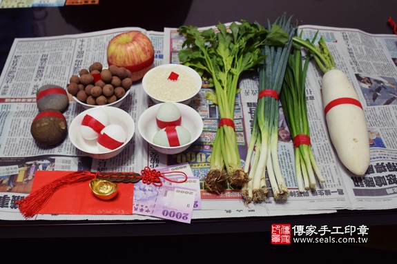 剃胎毛、滿月剃頭、嬰兒剃頭、嬰兒理髮、嬰兒剃髮、嬰兒剃胎毛、嬰兒滿月剃頭、寶寶剃頭、剃胎毛儀式、剃胎毛吉祥話、滿月剃頭儀式、滿月剃頭吉祥話、寶寶剃胎毛、寶寶滿月剃頭理髮、 彰化縣大村地區剃胎毛、彰化縣大村地區滿月剃頭、彰化縣大村地區嬰兒剃頭剃胎毛、彰化縣大村地區嬰兒理髮、彰化縣嬰兒剃髮、張寶寶(彰化大村區到府嬰兒寶寶滿月剃頭理髮、免費到府嬰兒剃胎毛儀式吉祥話)。到府剃頭剃胎毛主持、專業拍照、DVD光碟、證書。★購買「臍帶章、肚臍章、胎毛筆刷印章」贈送：剃頭、收涎、抓周，三選一。2017.09.11照片1
