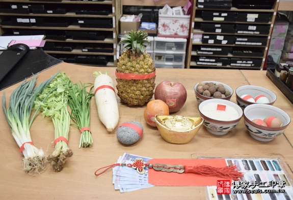 剃胎毛、滿月剃頭、嬰兒剃頭、嬰兒理髮、嬰兒剃髮、嬰兒剃胎毛、嬰兒滿月剃頭、寶寶剃頭、剃胎毛儀式、剃胎毛吉祥話、滿月剃頭儀式、滿月剃頭吉祥話、寶寶剃胎毛、寶寶滿月剃頭理髮、新北永和區剃胎毛、新北永和區滿月剃頭、新北永和區嬰兒剃頭剃胎毛、新北永和區嬰兒理髮、新北永和區嬰兒剃髮、林寶寶(新北永和區嬰兒寶寶滿月剃頭理髮、免費嬰兒剃胎毛儀式吉祥話)。中國風會場，爸媽寶貝免費穿「日中韓」古裝禮服。專業拍照、DVD光碟、證書。★購買「臍帶章、肚臍章、胎毛筆刷印章」贈送：剃頭、收涎、抓周，三選一。2016.07.24  照片1