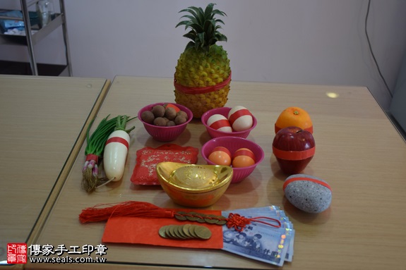 剃胎毛、滿月剃頭、嬰兒剃頭、嬰兒理髮、嬰兒剃髮、嬰兒剃胎毛、嬰兒滿月剃頭、寶寶剃頭、剃胎毛儀式、剃胎毛吉祥話、滿月剃頭儀式、滿月剃頭吉祥話、寶寶剃胎毛、寶寶滿月剃頭理髮、 台北松山區剃胎毛、台北松山區滿月剃頭、 台北松山區嬰兒剃頭剃胎毛、台北松山區嬰兒理髮、台北松山區嬰兒剃髮、林寶寶(台北松山區到府嬰兒寶寶滿月剃頭理髮、免費到府嬰兒剃胎毛儀式吉祥話)。到府剃頭剃胎毛主持、專業拍照、DVD光碟、證書。★購買「臍帶章、肚臍章、胎毛筆刷印章」贈送：剃頭、收涎、抓周，三選一。2016.10.15  照片1
