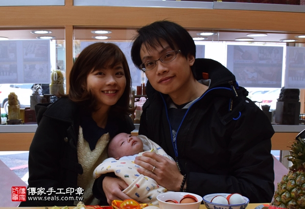 剃胎毛、滿月剃頭、嬰兒剃頭、嬰兒理髮、嬰兒剃髮、嬰兒剃胎毛、嬰兒滿月剃頭、寶寶剃頭、剃胎毛儀式、剃胎毛吉祥話、滿月剃頭儀式、滿月剃頭吉祥話、寶寶剃胎毛、寶寶滿月剃頭理髮、新竹香山區剃胎毛、新竹香山區滿月剃頭、新竹香山區嬰兒剃頭剃胎毛、新竹香山區嬰兒理髮、新竹香山區嬰兒剃髮、陳寶寶(新竹香山區嬰兒寶寶滿月剃頭理髮、免費嬰兒剃胎毛儀式吉祥話)。中國風會場，爸媽寶貝免費穿「日中韓」古裝禮服。專業拍照、DVD光碟、證書。★購買「臍帶章、肚臍章、胎毛筆刷印章」贈送：剃頭、收涎、抓周，三選一。2016.03.26  照片2