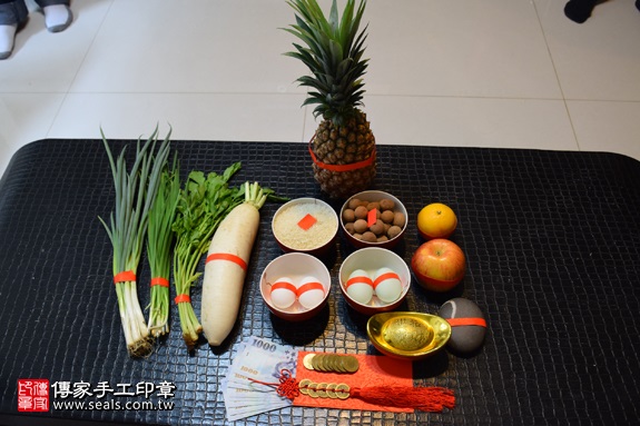 剃胎毛、滿月剃頭、嬰兒剃頭、嬰兒理髮、嬰兒剃髮、嬰兒剃胎毛、嬰兒滿月剃頭、寶寶剃頭、剃胎毛儀式、剃胎毛吉祥話、滿月剃頭儀式、滿月剃頭吉祥話、寶寶剃胎毛、寶寶滿月剃頭理髮、 新北市新店地區剃胎毛、新北市新店地區滿月剃頭、新北市新店地區嬰兒剃頭剃胎毛、新北市新店地區嬰兒理髮、新北市嬰兒剃髮、 蔡寶寶(新北新店區到府嬰兒寶寶滿月剃頭理髮、免費到府嬰兒剃胎毛儀式吉祥話)。到府剃頭剃胎毛主持、專業拍照、DVD光碟、證書。★購買「臍帶章、肚臍章、胎毛筆刷印章」贈送：剃頭、收涎、抓周，三選一。2017.09.02照片1