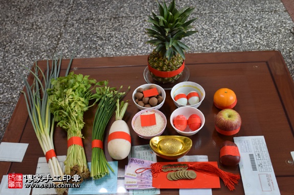 剃胎毛、滿月剃頭、嬰兒剃頭、嬰兒理髮、嬰兒剃髮、嬰兒剃胎毛、嬰兒滿月剃頭、寶寶剃頭、剃胎毛儀式、剃胎毛吉祥話、滿月剃頭儀式、滿月剃頭吉祥話、寶寶剃胎毛、寶寶滿月剃頭理髮、 台北市中山地區剃胎毛、台北市中山地區滿月剃頭、台北市中山地區嬰兒剃頭剃胎毛、台北市中山地區嬰兒理髮、台北市嬰兒剃髮、張寶寶(台北中山區到府嬰兒寶寶滿月剃頭理髮、免費到府嬰兒剃胎毛儀式吉祥話)。到府剃頭剃胎毛主持、專業拍照、DVD光碟、證書。★購買「臍帶章、肚臍章、胎毛筆刷印章」贈送：剃頭、收涎、抓周，三選一。2017.09.06照片1