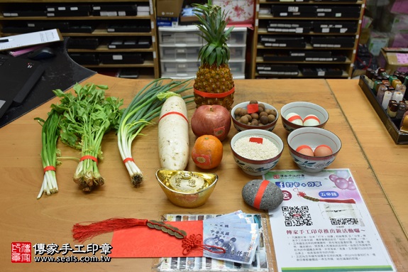剃胎毛、滿月剃頭、嬰兒剃頭、嬰兒理髮、嬰兒剃髮、嬰兒剃胎毛、嬰兒滿月剃頭、寶寶剃頭、剃胎毛儀式、剃胎毛吉祥話、滿月剃頭儀式、滿月剃頭吉祥話、寶寶剃胎毛、寶寶滿月剃頭理髮、 新北市永和地區剃胎毛、新北市永和地區滿月剃頭、新北市永和地區嬰兒剃頭剃胎毛、新北市永和地區嬰兒理髮、新北市嬰兒剃髮、劉寶寶(新北永和區嬰兒寶寶滿月剃頭理髮、免費嬰兒剃胎毛儀式吉祥話)。中國風會場，爸媽寶貝免費穿「日中韓」古裝禮服。專業拍照、DVD光碟、證書。★購買「臍帶章、肚臍章、胎毛筆刷印章」贈送：剃頭、收涎、抓周，三選一。2017.09.09照片1