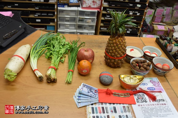 剃胎毛、滿月剃頭、嬰兒剃頭、嬰兒理髮、嬰兒剃髮、嬰兒剃胎毛、嬰兒滿月剃頭、寶寶剃頭、剃胎毛儀式、剃胎毛吉祥話、滿月剃頭儀式、滿月剃頭吉祥話、寶寶剃胎毛、寶寶滿月剃頭理髮、 新北市永和地區剃胎毛、新北市永和地區滿月剃頭、新北市永和地區嬰兒剃頭剃胎毛、新北市永和地區嬰兒理髮、新北市嬰兒剃髮、陳寶寶(新北永和區嬰兒寶寶滿月剃頭理髮、免費嬰兒剃胎毛儀式吉祥話)。中國風會場，爸媽寶貝免費穿「日中韓」古裝禮服。專業拍照、DVD光碟、證書。★購買「臍帶章、肚臍章、胎毛筆刷印章」贈送：剃頭、收涎、抓周，三選一。2017.09.10照片1