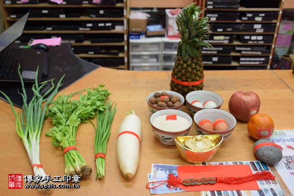 剃胎毛、滿月剃頭、嬰兒剃頭、嬰兒理髮、嬰兒剃髮、嬰兒剃胎毛、嬰兒滿月剃頭、寶寶剃頭、剃胎毛儀式、剃胎毛吉祥話、滿月剃頭儀式、滿月剃頭吉祥話、寶寶剃胎毛、寶寶滿月剃頭理髮、 新北市永和地區剃胎毛、新北市永和地區滿月剃頭、新北市永和地區嬰兒剃頭剃胎毛、新北市永和地區嬰兒理髮、新北市嬰兒剃髮、鄭寶寶(新北永和區嬰兒寶寶滿月剃頭理髮、免費嬰兒剃胎毛儀式吉祥話)。中國風會場，爸媽寶貝免費穿「日中韓」古裝禮服。專業拍照、DVD光碟、證書。★購買「臍帶章、肚臍章、胎毛筆刷印章」贈送：剃頭、收涎、抓周，三選一。2017.09.30照片1