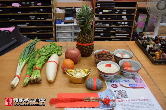 剃胎毛、滿月剃頭、嬰兒剃頭、嬰兒理髮、嬰兒剃髮、嬰兒剃胎毛、嬰兒滿月剃頭、寶寶剃頭、剃胎毛儀式、剃胎毛吉祥話、滿月剃頭儀式、滿月剃頭吉祥話、寶寶剃胎毛、寶寶滿月剃頭理髮、 新北市永和地區剃胎毛、新北市永和地區滿月剃頭、新北市永和地區嬰兒剃頭剃胎毛、新北市永和地區嬰兒理髮、新北市嬰兒剃髮、張寶寶(新北永和區嬰兒寶寶滿月剃頭理髮、免費嬰兒剃胎毛儀式吉祥話)。中國風會場，爸媽寶貝免費穿「日中韓」古裝禮服。專業拍照、DVD光碟、證書。★購買「臍帶章、肚臍章、胎毛筆刷印章」贈送：剃頭、收涎、抓周，三選一。2017.10.01照片1