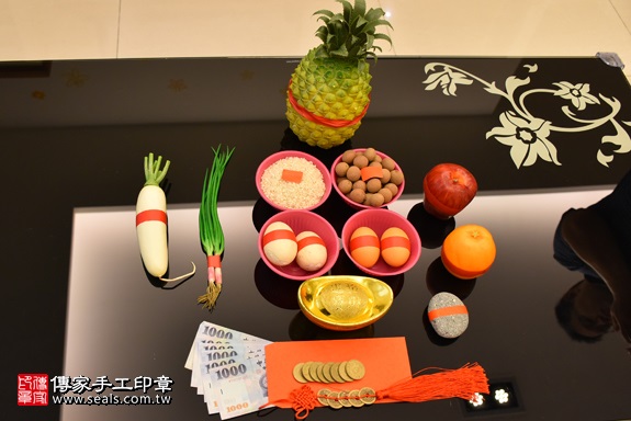 剃胎毛、滿月剃頭、嬰兒剃頭、嬰兒理髮、嬰兒剃髮、嬰兒剃胎毛、嬰兒滿月剃頭、寶寶剃頭、剃胎毛儀式、剃胎毛吉祥話、滿月剃頭儀式、滿月剃頭吉祥話、寶寶剃胎毛、寶寶滿月剃頭理髮、 新竹縣竹北地區剃胎毛、新竹縣竹北地區滿月剃頭、新竹縣竹北地區嬰兒剃頭剃胎毛、新竹縣竹北地區嬰兒理髮、新竹縣嬰兒剃髮、鄭寶寶(新竹竹北區到府嬰兒寶寶滿月剃頭理髮、免費到府嬰兒剃胎毛儀式吉祥話)。到府剃頭剃胎毛主持、專業拍照、DVD光碟、證書。★購買「臍帶章、肚臍章、胎毛筆刷印章」贈送：剃頭、收涎、抓周，三選一。2017.11.18照片1