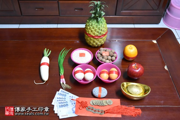 剃胎毛、滿月剃頭、嬰兒剃頭、嬰兒理髮、嬰兒剃髮、嬰兒剃胎毛、嬰兒滿月剃頭、寶寶剃頭、剃胎毛儀式、剃胎毛吉祥話、滿月剃頭儀式、滿月剃頭吉祥話、寶寶剃胎毛、寶寶滿月剃頭理髮、 新竹縣竹東地區剃胎毛、新竹縣竹東地區滿月剃頭、新竹縣竹東地區嬰兒剃頭剃胎毛、新竹縣竹東地區嬰兒理髮、新竹市嬰兒剃髮、曾寶寶(新竹竹東市到府嬰兒寶寶滿月剃頭理髮、免費到府嬰兒剃胎毛儀式吉祥話)。到府剃頭剃胎毛主持、專業拍照、DVD光碟、證書。★購買「臍帶章、肚臍章、胎毛筆刷印章」贈送：剃頭、收涎、抓周，三選一。2017.11.19照片1