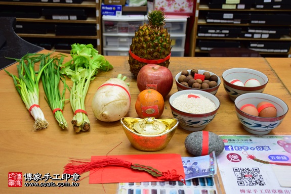 剃胎毛、滿月剃頭、嬰兒剃頭、嬰兒理髮、嬰兒剃髮、嬰兒剃胎毛、嬰兒滿月剃頭、寶寶剃頭、剃胎毛儀式、剃胎毛吉祥話、滿月剃頭儀式、滿月剃頭吉祥話、寶寶剃胎毛、寶寶滿月剃頭理髮、 新北市永和地區剃胎毛、新北市永和地區滿月剃頭、新北市永和地區嬰兒剃頭剃胎毛、新北市永和地區嬰兒理髮、新北市嬰兒剃髮、曾寶寶(新北永和區嬰兒寶寶滿月剃頭理髮、免費嬰兒剃胎毛儀式吉祥話)。中國風會場，爸媽寶貝免費穿「日中韓」古裝禮服。專業拍照、DVD光碟、證書。★購買「臍帶章、肚臍章、胎毛筆刷印章」贈送：剃頭、收涎、抓周，三選一。2017.11.22照片1