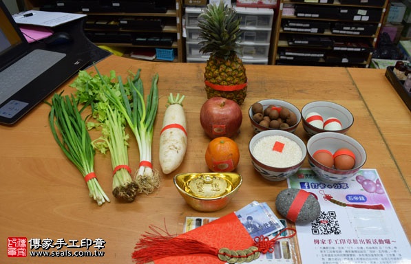 剃胎毛、滿月剃頭、嬰兒剃頭、嬰兒理髮、嬰兒剃髮、嬰兒剃胎毛、嬰兒滿月剃頭、寶寶剃頭、剃胎毛儀式、剃胎毛吉祥話、滿月剃頭儀式、滿月剃頭吉祥話、寶寶剃胎毛、寶寶滿月剃頭理髮、新北永和區剃胎毛、新北永和區滿月剃頭、新北永和區嬰兒剃頭剃胎毛、新北永和區嬰兒理髮、新北永和區嬰兒剃髮、李寶寶(新北永和區嬰兒寶寶滿月剃頭理髮、免費嬰兒剃胎毛儀式吉祥話)。中國風會場，爸媽寶貝免費穿「日中韓」古裝禮服。專業拍照、DVD光碟、證書。★購買「臍帶章、肚臍章、胎毛筆刷印章」贈送：剃頭、收涎、抓周，三選一。2016.12.03 照片1
