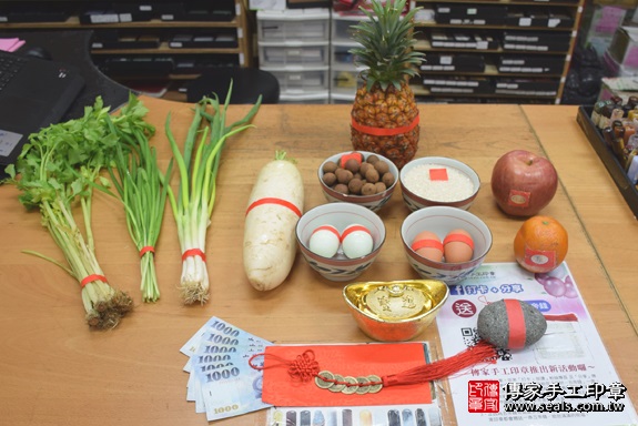 剃胎毛、滿月剃頭、嬰兒剃頭、嬰兒理髮、嬰兒剃髮、嬰兒剃胎毛、嬰兒滿月剃頭、寶寶剃頭、剃胎毛儀式、剃胎毛吉祥話、滿月剃頭儀式、滿月剃頭吉祥話、寶寶剃胎毛、寶寶滿月剃頭理髮、新北永和區剃胎毛、新北永和區滿月剃頭、新北永和區嬰兒剃頭剃胎毛、新北永和區嬰兒理髮、新北永和區嬰兒剃髮、許寶寶(新北永和區嬰兒寶寶滿月剃頭理髮、免費嬰兒剃胎毛儀式吉祥話)。中國風會場，爸媽寶貝免費穿「日中韓」古裝禮服。專業拍照、DVD光碟、證書。★購買「臍帶章、肚臍章、胎毛筆刷印章」贈送：剃頭、收涎、抓周，三選一。2017.04.19 照片1