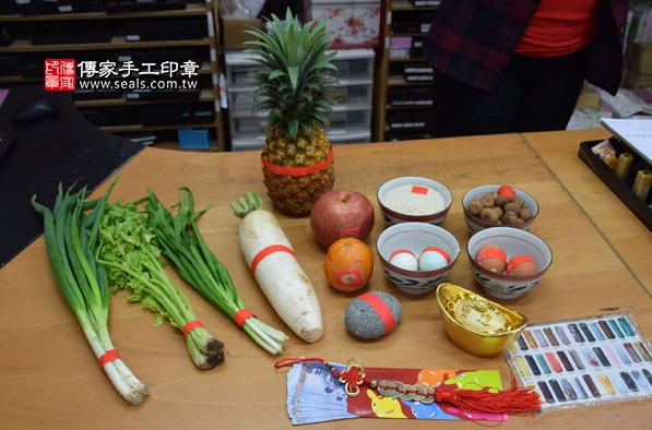 剃胎毛、滿月剃頭、嬰兒剃頭、嬰兒理髮、嬰兒剃髮、嬰兒剃胎毛、嬰兒滿月剃頭、寶寶剃頭、剃胎毛儀式、剃胎毛吉祥話、滿月剃頭儀式、滿月剃頭吉祥話、寶寶剃胎毛、寶寶滿月剃頭理髮、新北永和區剃胎毛、新北永和區滿月剃頭、新北永和區嬰兒剃頭剃胎毛、新北永和區嬰兒理髮、新北永和區嬰兒剃髮、蔡寶寶(新北永和區嬰兒寶寶滿月剃頭理髮、免費嬰兒剃胎毛儀式吉祥話)。中國風會場，爸媽寶貝免費穿「日中韓」古裝禮服。專業拍照、DVD光碟、證書。★購買「臍帶章、肚臍章、胎毛筆刷印章」贈送：剃頭、收涎、抓周，三選一。2016.04.06  照片1