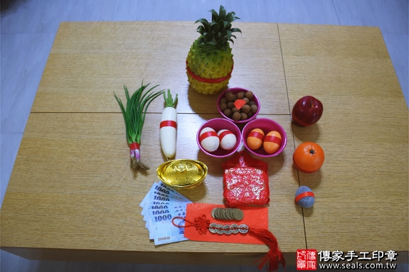 剃胎毛、滿月剃頭、嬰兒剃頭、嬰兒理髮、嬰兒剃髮、嬰兒剃胎毛、嬰兒滿月剃頭、寶寶剃頭、剃胎毛儀式、剃胎毛吉祥話、滿月剃頭儀式、滿月剃頭吉祥話、寶寶剃胎毛、寶寶滿月剃頭理髮、 台北大安區剃胎毛、台北大安區滿月剃頭、 台北大安區嬰兒剃頭剃胎毛、台北大安區嬰兒理髮、台北大安區嬰兒剃髮、李寶寶(台北大安區到府嬰兒寶寶滿月剃頭理髮、免費到府嬰兒剃胎毛儀式吉祥話)。到府剃頭剃胎毛主持、專業拍照、DVD光碟、證書。★購買「臍帶章、肚臍章、胎毛筆刷印章」贈送：剃頭、收涎、抓周，三選一。2017.05.13  照片1