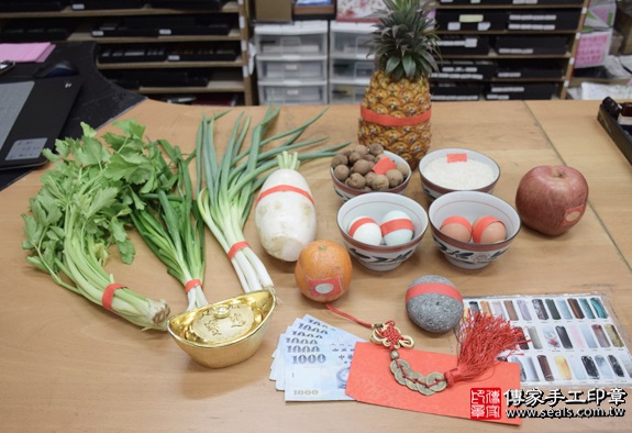 剃胎毛、滿月剃頭、嬰兒剃頭、嬰兒理髮、嬰兒剃髮、嬰兒剃胎毛、嬰兒滿月剃頭、寶寶剃頭、剃胎毛儀式、剃胎毛吉祥話、滿月剃頭儀式、滿月剃頭吉祥話、寶寶剃胎毛、寶寶滿月剃頭理髮、新北永和區剃胎毛、新北永和區滿月剃頭、新北永和區嬰兒剃頭剃胎毛、新北永和區嬰兒理髮、新北永和區嬰兒剃髮、葉寶寶(新北永和區嬰兒寶寶滿月剃頭理髮、免費嬰兒剃胎毛儀式吉祥話)。中國風會場，爸媽寶貝免費穿「日中韓」古裝禮服。專業拍照、DVD光碟、證書。★購買「臍帶章、肚臍章、胎毛筆刷印章」贈送：剃頭、收涎、抓周，三選一。2016.04.16  照片1
