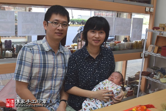 剃胎毛、滿月剃頭、嬰兒剃頭、嬰兒理髮、嬰兒剃髮、嬰兒剃胎毛、嬰兒滿月剃頭、寶寶剃頭、剃胎毛儀式、剃胎毛吉祥話、滿月剃頭儀式、滿月剃頭吉祥話、寶寶剃胎毛、寶寶滿月剃頭理髮、新竹香山區剃胎毛、新竹香山區滿月剃頭、新竹香山區嬰兒剃頭剃胎毛、新竹香山區嬰兒理髮、新竹香山區嬰兒剃髮、蔡寶寶(新竹香山區嬰兒寶寶滿月剃頭理髮、免費嬰兒剃胎毛儀式吉祥話)。中國風會場，爸媽寶貝免費穿「日中韓」古裝禮服。專業拍照、DVD光碟、證書。★購買「臍帶章、肚臍章、胎毛筆刷印章」贈送：剃頭、收涎、抓周，三選一。2017.06.10 照片2