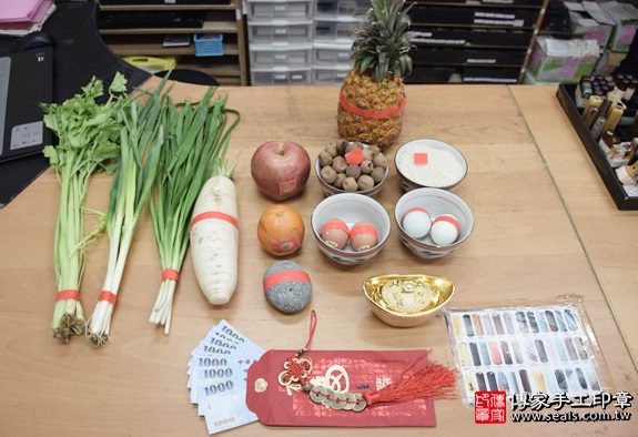 剃胎毛、滿月剃頭、嬰兒剃頭、嬰兒理髮、嬰兒剃髮、嬰兒剃胎毛、嬰兒滿月剃頭、寶寶剃頭、剃胎毛儀式、剃胎毛吉祥話、滿月剃頭儀式、滿月剃頭吉祥話、寶寶剃胎毛、寶寶滿月剃頭理髮、新北永和區剃胎毛、新北永和區滿月剃頭、新北永和區嬰兒剃頭剃胎毛、新北永和區嬰兒理髮、新北永和區嬰兒剃髮、曾寶寶(新北永和區嬰兒寶寶滿月剃頭理髮、免費嬰兒剃胎毛儀式吉祥話)。中國風會場，爸媽寶貝免費穿「日中韓」古裝禮服。專業拍照、DVD光碟、證書。★購買「臍帶章、肚臍章、胎毛筆刷印章」贈送：剃頭、收涎、抓周，三選一。2016.04.23  照片1