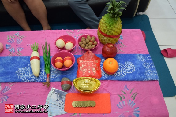 剃胎毛、滿月剃頭、嬰兒剃頭、嬰兒理髮、嬰兒剃髮、嬰兒剃胎毛、嬰兒滿月剃頭、寶寶剃頭、剃胎毛儀式、剃胎毛吉祥話、滿月剃頭儀式、滿月剃頭吉祥話、寶寶剃胎毛、寶寶滿月剃頭理髮、 新北市汐止地區剃胎毛、新北市汐止地區滿月剃頭、新北市汐止地區嬰兒剃頭剃胎毛、新北市汐止地區嬰兒理髮、新北市嬰兒剃髮、呂寶寶(新北汐止區到府嬰兒寶寶滿月剃頭理髮、免費到府嬰兒剃胎毛儀式吉祥話)。到府剃頭剃胎毛主持、專業拍照、DVD光碟、證書。★購買「臍帶章、肚臍章、胎毛筆刷印章」贈送：剃頭、收涎、抓周，三選一。2017.09.06照片1